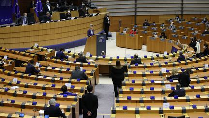 La Commission européenne, à Bruxelles, le 10 février 2021. La décision lui permettant d'emprunter sur les marchés pour le fonds de relance massif doit encore faire l'objet d'une ratification par tous les Etats membres.&nbsp; (DURSUN AYDEMIR / ANADOLU AGENCY / AFP)