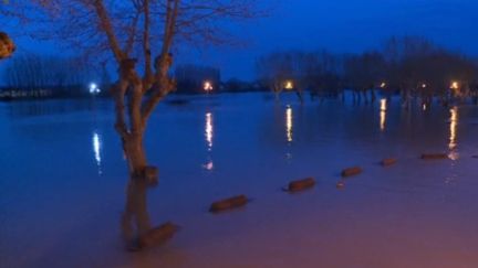 Conséquence des pluies violentes survenue dans le sud-ouest du pays, la Garonne est toujours en crue, mardi 17 décembre. Les débordements sont importants, notamment à La Réole (Gironde). La commune s'organise pour apporter des repas aux personnes isolées par la montée des eaux. (FRANCE 3)