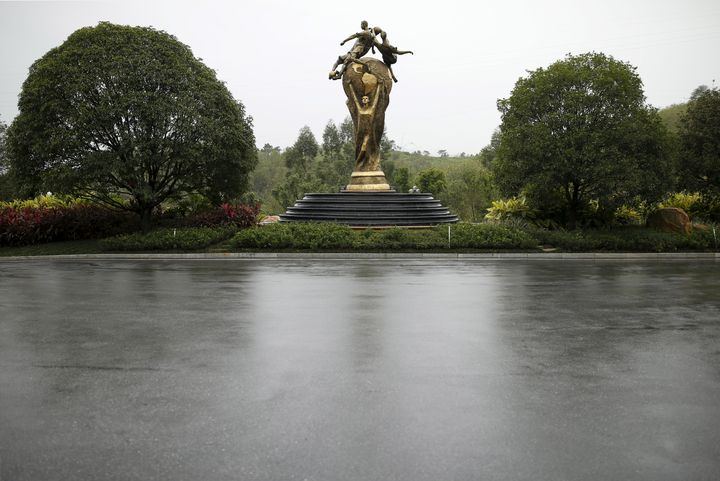 Une statue ressemblant à la Coupe du monde, devant le centre de formation du Guangzhou Evergrande, à Quingyuan, dans le sud de la Chine, le 4 décembre 2015. (TYRONE SIU / REUTERS)