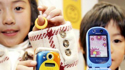 Présentation de téléphones portables pour enfants à Tokyo, le 24 novelbre 2005. (AFP/Yoshikazu Tsuno)