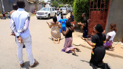 En Côte d'Ivoire, tous les lieux de cultes sont fermés depuis le 22 mars. L’abbé Norbert Abekan, célèbre curé de la paroisse Sainte Famille du quartier de la Riviera 2 à Abidjan, défile dans les rues pour prêcher la bonne parole&nbsp;: "Jésus Christ ne peut pas rester enfermé. Ce que je vais faire avec les vicaires, nous allons être comme un âne et Jésus va monter sur nous. A travers tout le quartier de Sainte Famille, c’est toute la ville d’Abidjan, c’est tout le pays, c’est toute l’Afrique, c’est tout le monde entier. Nous allons confier le monde entier à Jésus. Partout où il passe, la mort trépasse."&nbsp; (THIERRY GOUEGNON / REUTERS)