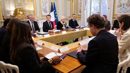 Emmanuel Macron préside un Conseil des ministres aux côtés de la ministre de la Santé, Catherine Vautrin, le 12 janvier 2024, à l'Elysée, à Paris. (ERIC TSCHAEN / SIPA)