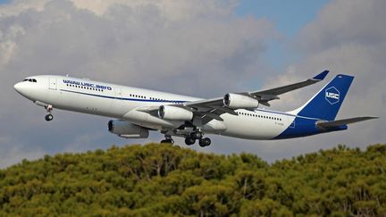 Un Airbus A340-300 utilisé par la compagnie Universal Sky Carrier, à Barcelone, le 9 janvier 2024. (URBANANDSPORT / NURPHOTO / AFP)