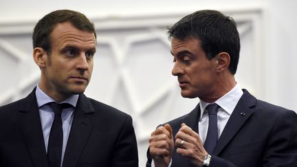 Emmanuel Macron et Manuel Valls, le 10 avril 2016 à Alger. (FAROUK BATICHE / AFP)