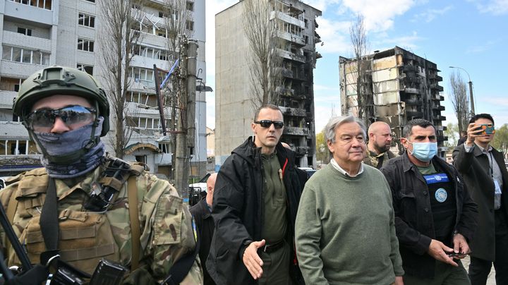 Le secrétaire général des Nations-unies, Antonio Guterres, le 28 avril 2022, à Borodianka (Ukraine). (SERGUEI SUPINSKY / AFP)