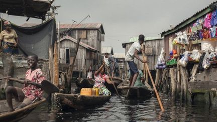 Au 19e siécle, c’est un village de pêcheurs qui s’installe sur le front de mer de la lagune, aux portes de la ville de Lagos. Au fil du temps arrivent des ramasseurs de sable en eau profonde, des travailleurs du bois. (AFP/Stephan Heunis)