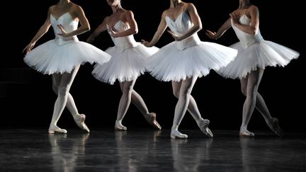 Des danseuses de l'Opéra de Paris s'entraînent dans le&nbsp;David H. Koch Theater, à New York (Etats-Unis), le 11 juillet 2012. (TIMOTHY A. CLARY / AFP)