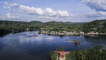 La ville de Camopi en Guyane bordée par le fleuve&nbsp;Oyapock à la frontière avec le Brésil, le 19 novembre 2017.&nbsp; (AUTUMN SONNICHSEN / DPA)