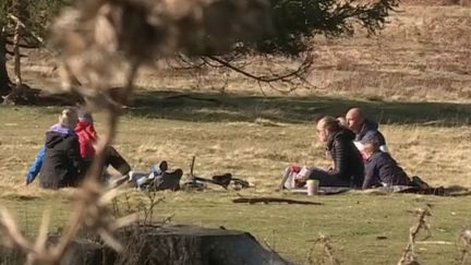 Des Français profitent de l'élargissement de la zone de déplacement autorisée durant le confinement.&nbsp; (CAPTURE D'ÉCRAN FRANCE 3)