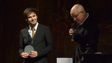 Paul Lay, lauréat du Prix Django Reinhardt, et le président de l'Académie du Jazz François Lacharme, le 8 février 2016 au Théâtre du Châtelet, à Paris
 (Philippe Marchin / Académie du Jazz)