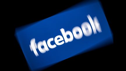 Le logo de Facebook, sur une tablette tactile. (LIONEL BONAVENTURE / AFP)