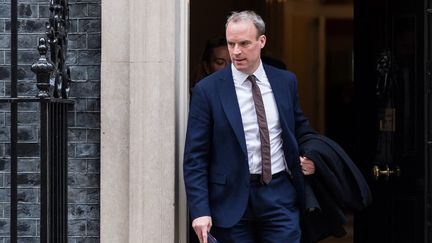 Le vice-Premier ministre britannique Dominic Raab devant le 10 Downing Street à Londres, le 18 avril 2023. (WIKTOR SZYMANOWICZ / ANADOLU AGENCY / AFP)