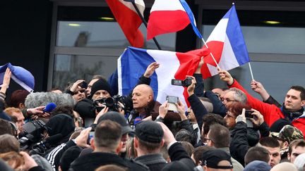 &nbsp; (Le général Piquemal lors de la manifestation anti-migrants à Calais © Michel Spingler / SIPA)