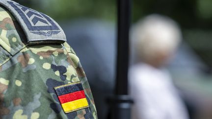 Un soldat allemand lors de la&nbsp;conférence de presse de la ministre de la Défense Christine Lambrecht, en&nbsp;Rhénanie du Nord-Westphalie, le 25 juin 2022. (DAVID INDERLIED / DPA)