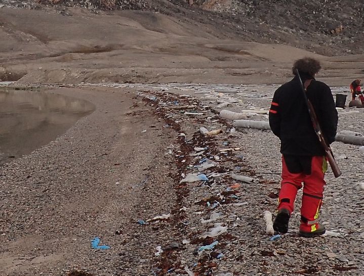 Gilles Elkaim longe le rivage d'une réserve naturelle de l'archipel du Svalbard (Norvège), en octobre 2016. (GILLES ELKAIM / FRANCEINFO)