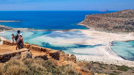 Des touristes apprécient la vue sur la plage de Balos, en Crète (Grèce), le 13 juin 2021. (NICOLAS ECONOMOU / NURPHOTO / AFP)