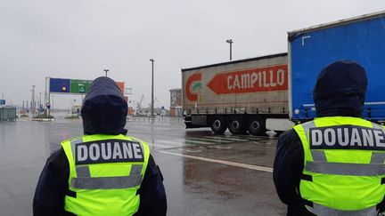 Contrôle des camions au port de Calais (photo d'illustration). (MATHILDE DEHIMI / RADIO FRANCE)