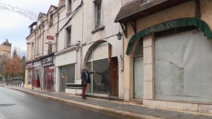 On entend beaucoup parler de l'impact des grèves sur les commerces dans les grandes villes. Dans les villes moyennes, ça fait bien longtemps que les rideaux de fer se baissent. (France 2)