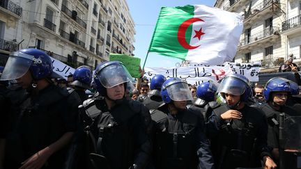 Des forces de police lors d'une manifestation à Alger, le 16 avril 2019. (BILLAL BENSALEM / NURPHOTO / AF¨P)