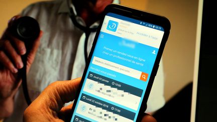 Une application de téléconsultation sur smartphone (illustration). (JULIO PELAEZ / MAXPPP)