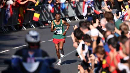 L'Ethiopien Tamitat Tola, lors du marathon des Jeux de Paris, le 10 août 2024. (ANNA SZILAGYI / MAXPPP)