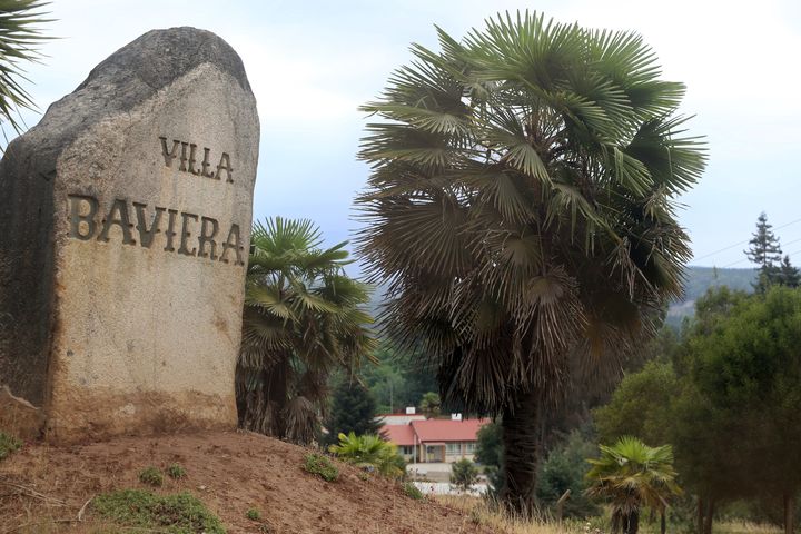 Une borne à l'entrée de la Villa Baviera, au Chili. (AFP)