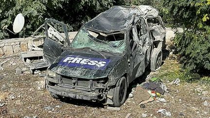 Un véhicule d presse a été touché par une frappe à Hasbaya, au Liban, le 25 octobre 2024. (ALI HANKIR / AFP)