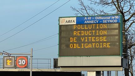 Panneau de signalisation lors d'un épisode de pollution de l’air en Haute-Savoie. (RICHARD VIVION / FRANCE-BLEU PAYS DE SAVOIE)