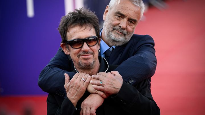 Le réalisateur de "Dogman" Luc Besson et Eric Serra le compositeur sur le tapis rouge du Festival du cinéma américain de Deauvlle (LOIC VENANCE / AFP)