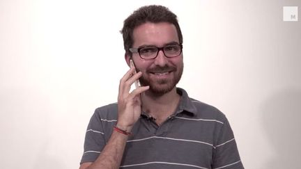 Un journaliste am&eacute;ricain du site Mashable utilise l'iPhone 6 pour tester si ses poils de barbe se prennent dans l'appareil. (MASHABLE)