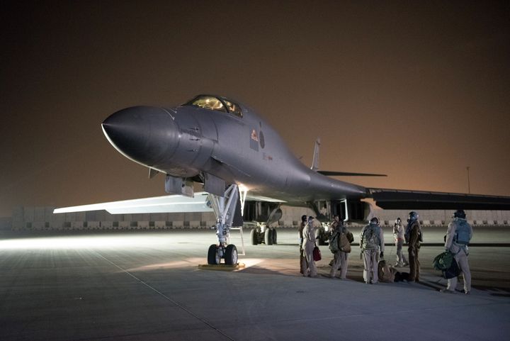 Des hommes de la US Air Force, avant le tir d'un missile depuis le Quatar, le 13 avril 2018. (JOSHUA HORTON / US AIR FORCE)