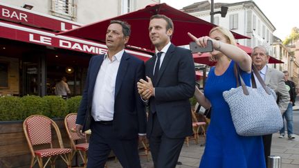 Le député PS du Cantal, Alain Calmette, en compagnie du candidat à la présidentielle, Emmanuel Macron, le 7 septembre 2016 à Aurillac. (THIERRY ZOCCOLAN / AFP)