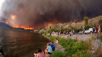 Un feu de forêt à West Kelowna, en Colombie-Britannique, dans l'ouest du Canada, le 18 août 2023. (DARREN HULL / AFP)