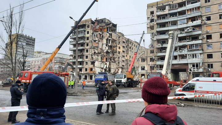 La colère, la sidération, la peur, sont les sentiments des Ukrainiens après le bombardement d'un immeuble résidentiel dans le centre-ville de Dnipro. (GILLES GALLINARO / RADIO FRANCE)