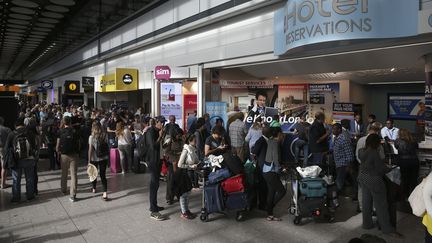 Des passagers attentent à l'aéroport d'Heathrow après l'annulation de plusieurs vols de la compagnie British Airways, le 27 mai 2017, à Londres.&nbsp; (DANIEL LEAL-OLIVAS / AFP)