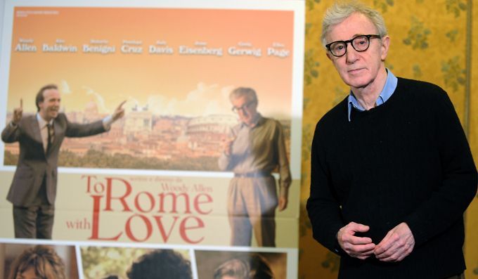 Woody Allen devant l&#039;affiche de &quot;To Rome With Love&quot;, à Rome le 13 avril 2012
 (TIZIANA FABI/AFP)