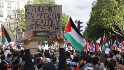 Des manifestants pro-palestiniens défilent à Paris au lendemain d'une frappe meurtière d'Israël sur un camp de déplacés à Rafah, à Gaza. (GEOFFROY VAN DER HASSELT / AFP)