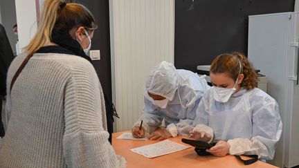 Une campagne de test massive a débuté lundi 11 janvier à Roubaix (Nord). (DENIS CHARLET / AFP)