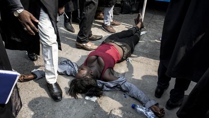 Une jeune fille arrêtée pour "outrage aux mœurs publiques" attend son procès à même le sol, le 27&nbsp;septembre 2018 à Kinshasa (République démocratique du Congo). (JOHN WESSELS / AFP)