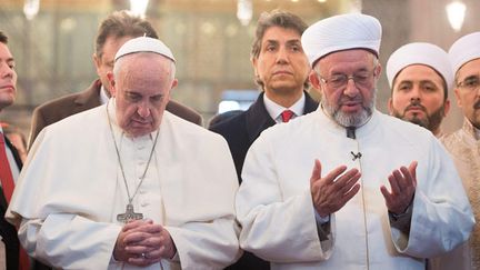  (Le pape François s'est recueilli aux côtés du grand mufti Rahmi Yaran dans la Mosquée bleue d'Istanbul. © Maxppp)