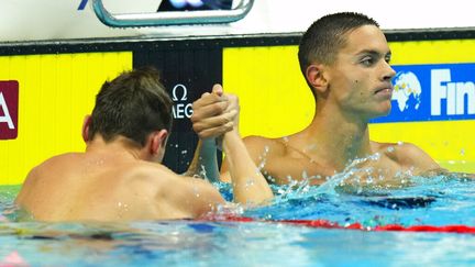 Le Français Maxime Grousset (de dos) remporte l'argent sur 100 mètres nage libre, juste derrière le Roumain David Popovici, champion du monde, à Budapest le 22 juin 2022. (PETR DAVID JOSEK / AP)