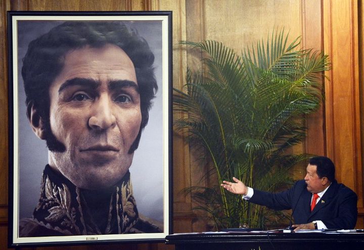 Hugo Chavez pr&eacute;sente un portrait de Simon Bolivar r&eacute;alis&eacute; d'apr&egrave;s des donn&eacute;es scientifiques, le 24 juillet 2012 &agrave; Caracas (Venezuela). (JUAN BARRETO / AFP)