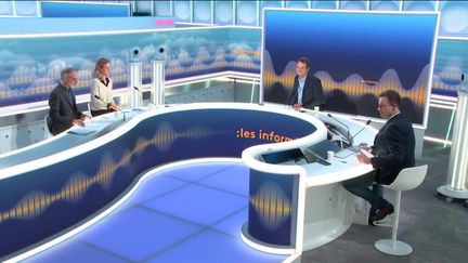 Autour de Marc Fauvelle et Renaud Dély, les informés débattent de l'actualité du lundi 2 janvier 2023.&nbsp; (FRANCEINFO / RADIOFRANCE)