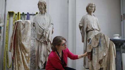 Dans les locaux du Palais du Louvre, les limiers du Centre de recherche et de restauration des musées de France (C2RMF) oeuvrent à la restauration des statues.
