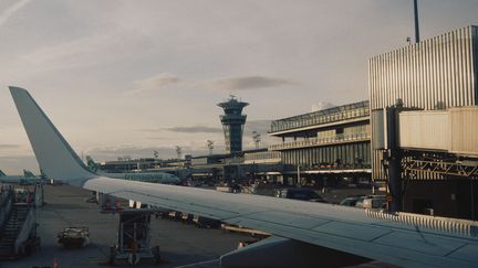 La tour de contrôle vue depuis un avion, à l'aéroport de Paris-Orly, le 29 novembre 2023. (BENOIT DURAND / HANS LUCAS / AFP)