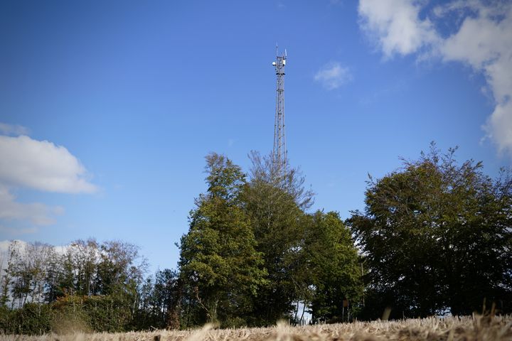 Dans le Morvan, les antennes-relais sont un équipement convoité. Ici, une installation sur la commune de Saint-Agnan (Nièvre). (PIERRE-LOUIS CARON / FRANCEINFO)