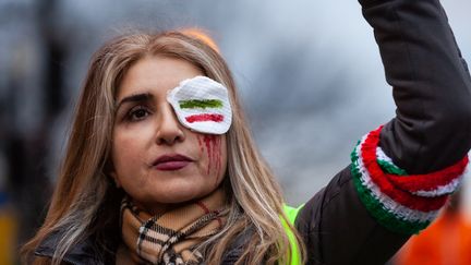 Une manifestante défile lors d'une marche en soutien aux protestations en Iran, à Washington, aux Etats-Unis, le 21 janvier 2023. (ALLISON BAILEY / NURPHOTO)