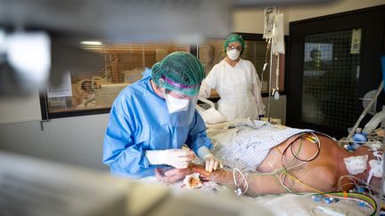 Un patient atteint de Covid-19 est pris en charge dans une unité de réanimation à Annonay (Ardèche), le 27 avril 2020. (BASTIEN DOUDAINE / HANS LUCAS / AFP)