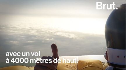 Debout sur le ballon d'une montgolfière, il s'est envolé à plus de 4000 mètres d'altitude pour la bonne cause. Brut a suivi Rémi dans son record du monde au profit du Téléthon.