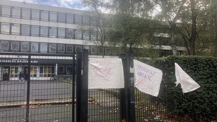 Des enseignants en grève pour le respect du protocole sanitaire, le 3 novembre 2020 au lycée Baudelaire de Roubaix (Nord). (SOPHIE MORLANS / RADIOFRANCE)